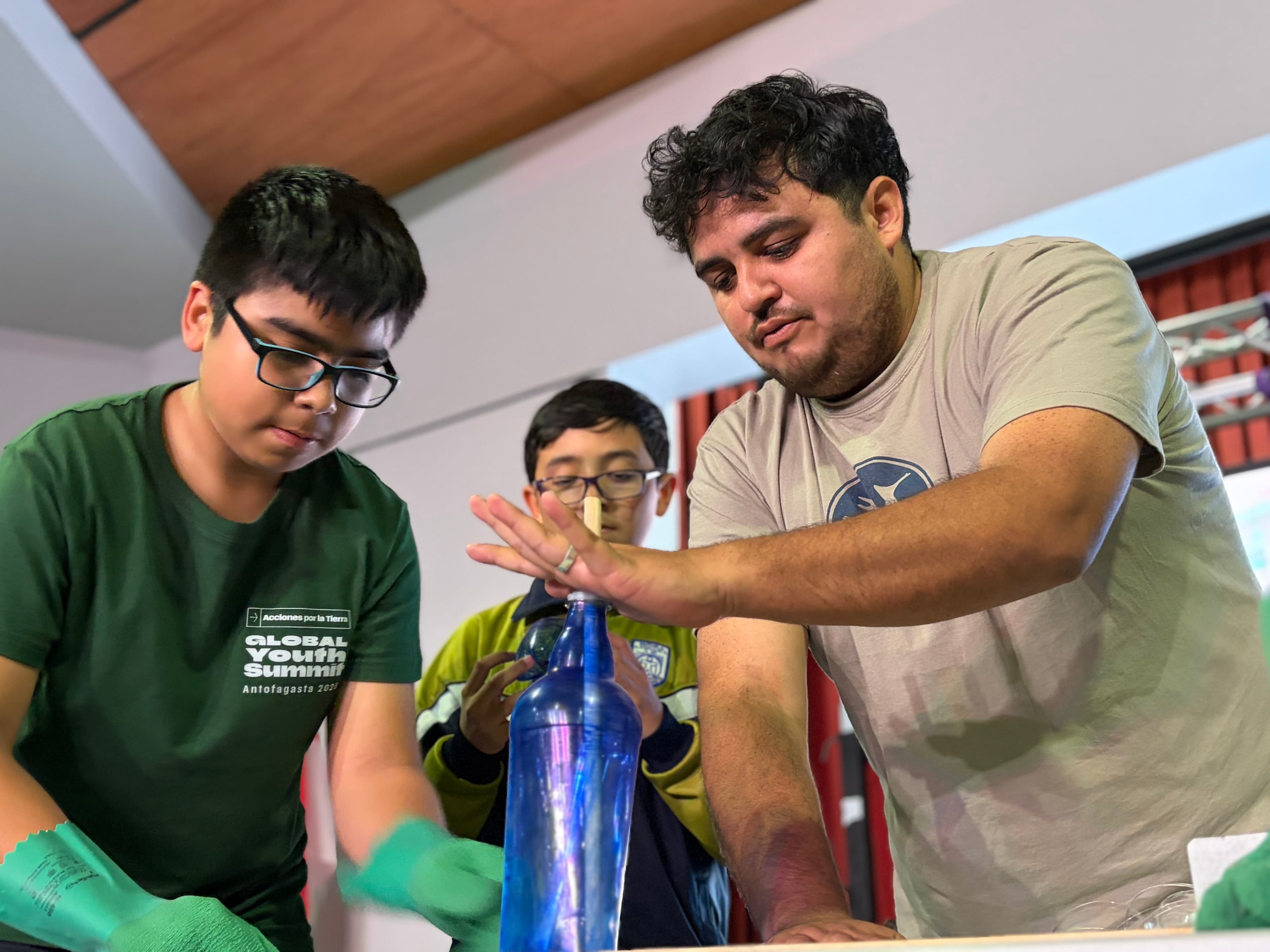 Docente guiando una actividad con estudiantes