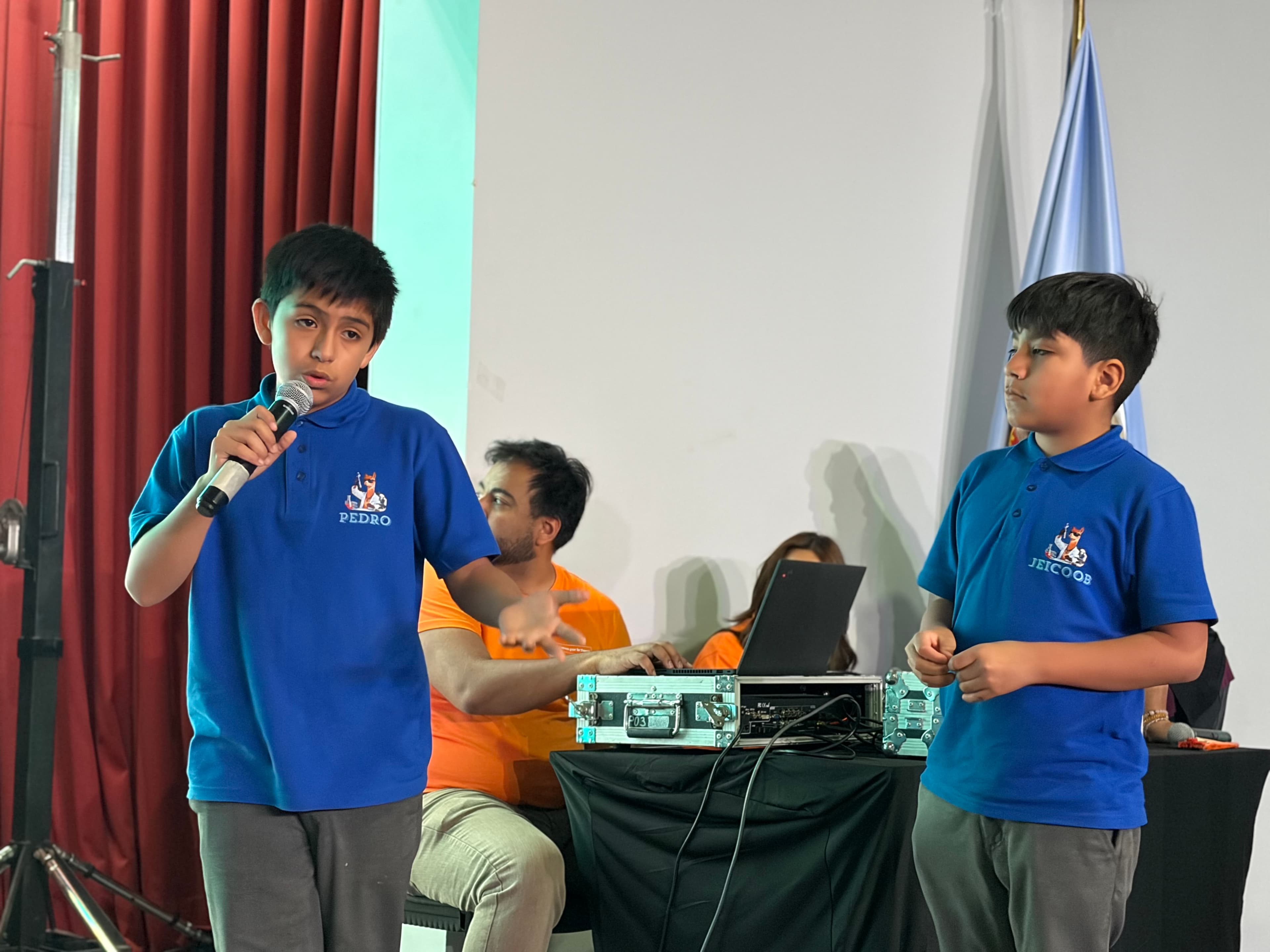Estudiantes participando en una actividad práctica