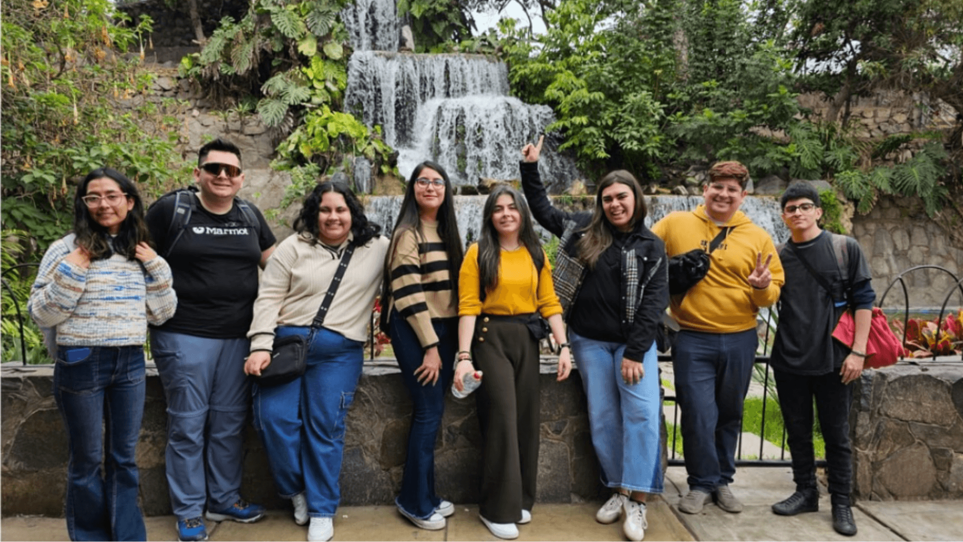 Grupo de estudiantes universitarios al aire libre