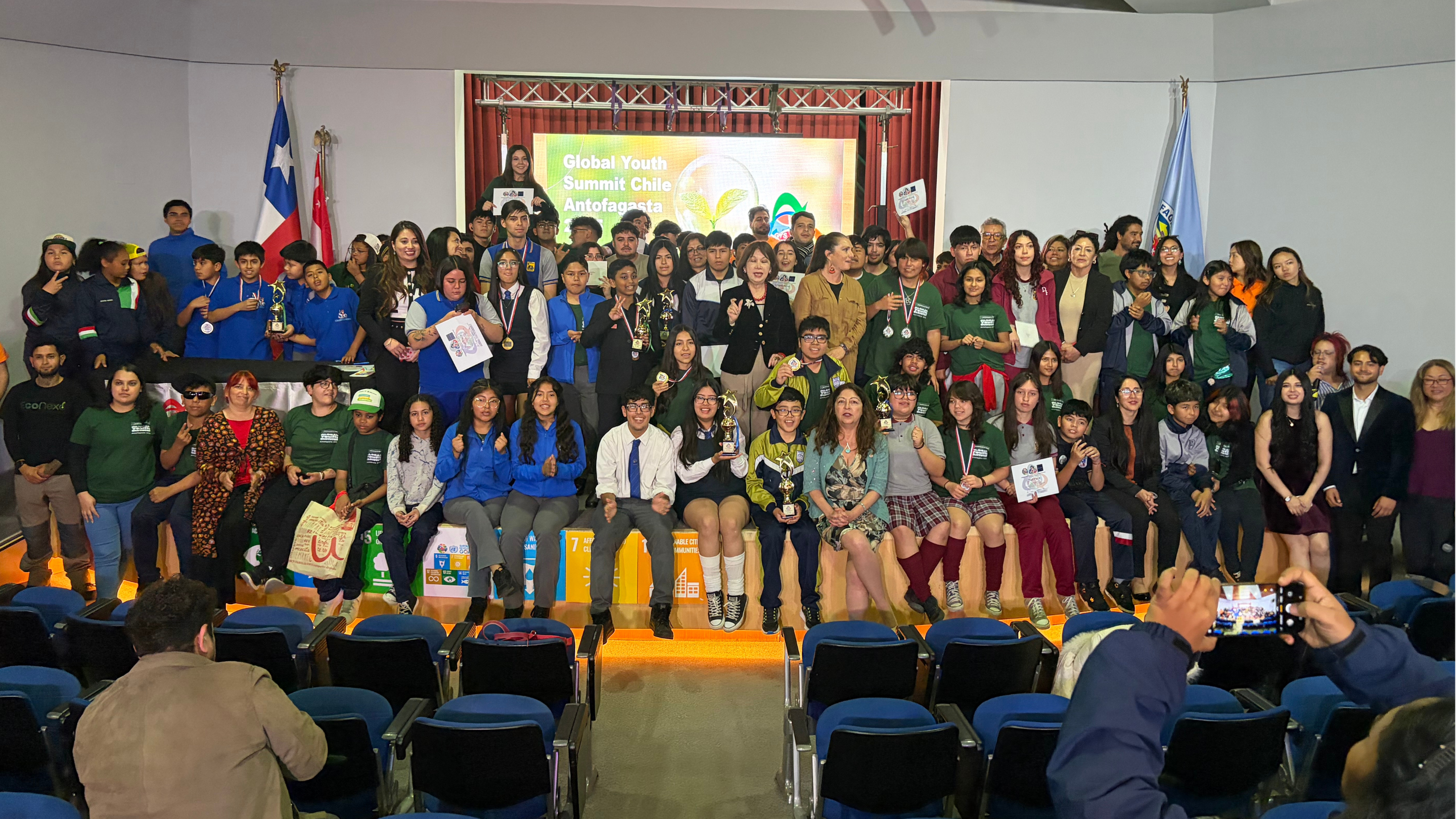 Participantes del Global Youth Summit en el escenario